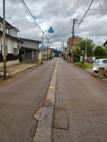 川西町上小松　売地の外観|前面道路