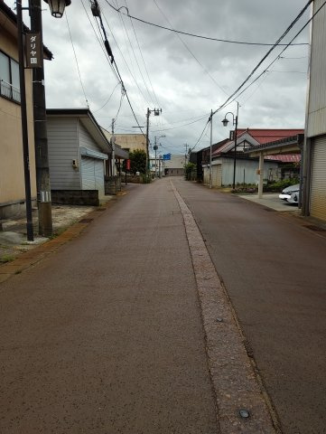 川西町上小松　売地の外観|前面道路