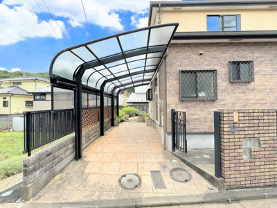 【駐車場】 | ◇◆名瀬町　中古戸建て◆◇ | ◆ゆったりとした駐車スペースを確保いたしましたので、お車2台駐車できます（車種による）。自転車やバイクなど、ゆとりのある敷地で置き場所に困ることはないでしょう。