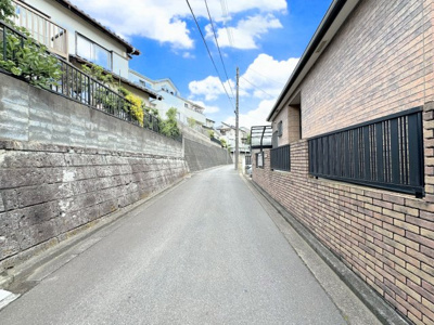 【前面道路含む現地写真】 | ◇◆名瀬町　中古戸建て◆◇ | ◆前面道路も幅員があり車の運転も安心！前面道路は閑静な住宅地。車通りの少ない道路です。お子様にも安心です。