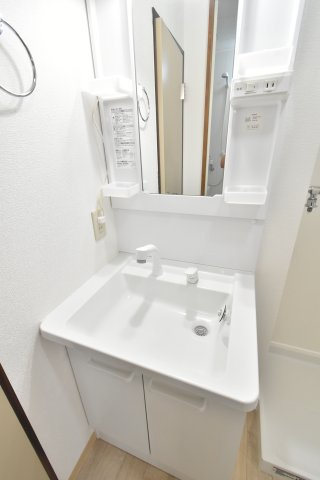 タウニィー栄の独立洗面台|シャワー付洗面化粧台完備。温水洗浄便座付きで快適な独立水回り