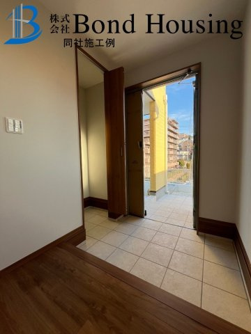 LDK21帖以上アリ　眺望良好　西朝霧丘全6区画　B号地の玄関|同社施工例