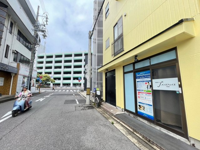 若松町一丁目貸店舗の駐車場