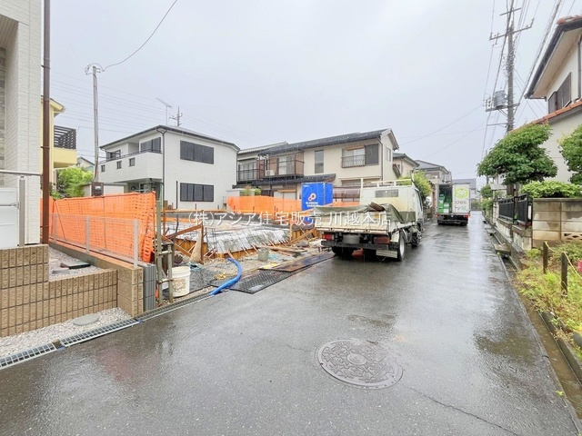 月々１０万円台～　新築戸建　川越市吉田の前面道路含む現地写真|北東側：前面道路4.0ｍ公道に接道幅が広く、お車の出し入れもラクラクです♪