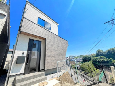 【外観】 | ◇◆多摩美1丁目新築戸建て◆◇ | ◆堂々たる趣ながら、主張し過ぎずどこか余裕を感じさせるシャープなフォルムで佇む邸宅は、晴天の空と照らし合わせる事で、本来あるべき完成形の姿を見せてくれます。