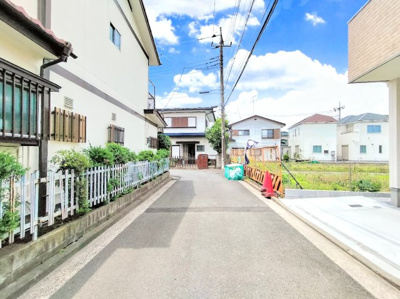 【前面道路含む現地写真】 | ◆◇阿久和西　新築戸建て　全2棟◇◆ | ◆前面道路も幅員があり車の運転も安心！前面道路は閑静な住宅地。車通りの少ない道路です。お子様にも安心です。