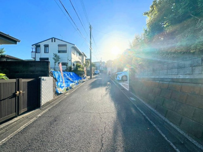 【前面道路含む現地写真】 | ◆◇釜利谷西1丁目　建築条件なし売地◇◆ | ◆前面道路も幅員があり車の運転も安心！前面道路は閑静な住宅地。車通りの少ない道路です。お子様にも安心です。
