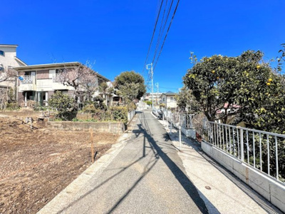 【前面道路含む現地写真】 | ◆◇霞台　建築条件なし売地◇◆ | ◆住宅ローンのご相談や周辺環境のご案内も含め、ローンに詳しい、地元に詳しいスタッフがお出迎えさせていただきます。お気軽にご相談ください。