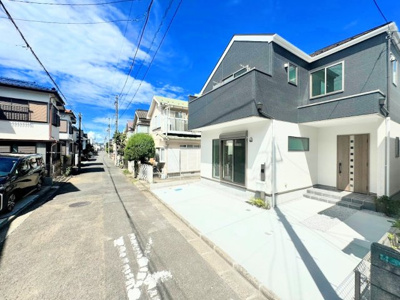 【前面道路含む現地写真】 | ◆◇相南　新築戸建て◇◆ | ◆ゆったりとした駐車スペースを確保いたしましたので自転車やバイクなど、ゆとりのある敷地で置き場所に困ることはないでしょう。