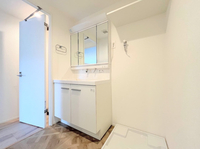【独立洗面台】 | ◆◇鶴見岸谷ハイツ◇◆ | ◆毎日使う場所だから、機能的で使いやすさに配慮したパウダールーム。すっきりと使えるように収納も豊富にご用意しています。