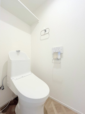 【トイレ】 | ◆◇鶴見岸谷ハイツ◇◆ | ◆清潔感のある白を基調とした落ち着ける空間。小窓をもうけていますので、こもりやすい空気の入れ替えも簡単に行えますね！