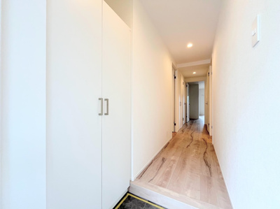 【玄関】 | ◆◇鶴見岸谷ハイツ◇◆ | ◆明るい玄関です！散らかりやすい玄関もスッキリする大容量のシューズボックス付き。