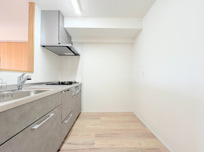 【キッチン】 | ◆◇鶴見岸谷ハイツ◇◆ | ◆ご家族みんなで調理ができる位のスペースを実現したキッチン空間となっております。みんなで作った料理を召し上がりながらの会話は、どのような物になるのでしょうか。