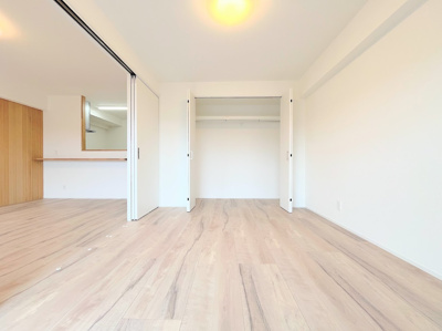 【居間・リビング】 | ◆◇鶴見岸谷ハイツ◇◆ | ◆家族で食卓を囲むダイニングスペースと、ソファでゆったりくつろぐリビングスペースがしっかり区切られているので家具の配置や用途を使いわけしやすいです。