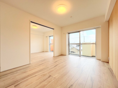 【居間・リビング】 | ◆◇鶴見岸谷ハイツ◇◆ | ◆柔らかな色合いのフローリングと清潔感のあふれる白のクロスが明るい空間を創り出しているリビングダイニング。家族の集まる憩いの場にふさわしいです。