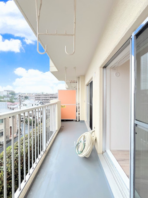 【バルコニー】 | ◆◇鶴見岸谷ハイツ◇◆ | ◆気持ちのいい空が見渡せる広いバルコニー。爽やかな風を感じて、心躍る素敵な暮らしがはじまります。通風・採光にも優れ、心地よい光と風があふれています♪