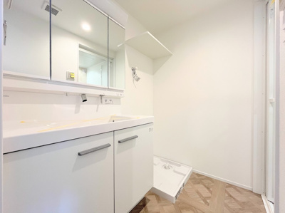 【脱衣所】 | ◆◇鶴見岸谷ハイツ◇◆ | ◆ご家族の1日が始まり、1日が終わりを締めくくる洗面空間。洗濯機を配置しても十分なスペースを確保した設計となっております。