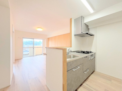 【居間・リビング】 | ◆◇鶴見岸谷ハイツ◇◆ | ◆一家だんらんのスペースとなるＬＤＫ。窓から明るい光が差し込み、思わず家族の会話も弾む快適な空間。