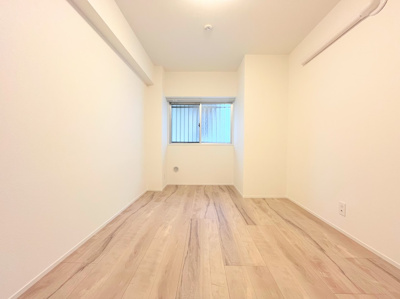 【洋室】 | ◆◇鶴見岸谷ハイツ◇◆ | ◆室内はいつも明るい印象なので気持ちの良い朝を迎えられます。各部屋にはクローゼットを完備しており、収納が多いお家はすっきりして快適空間です。