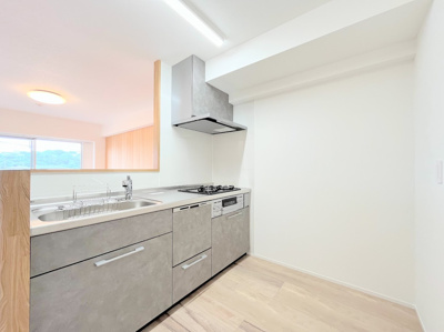 【キッチン】 | ◆◇鶴見岸谷ハイツ◇◆ | ◆キッチンからダイニングやリビングが見渡せるキッチン。料理をしながら家族とコミュニケーションをとれるだけでなく、大きな開放感も得られることができます。