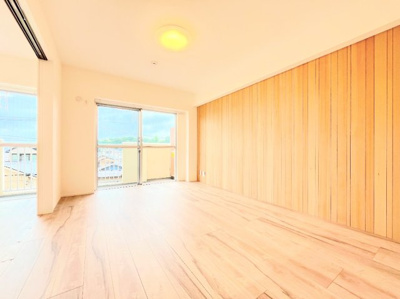 【居間・リビング】 | ◆◇鶴見岸谷ハイツ◇◆ | ◆広々としたリビング・ダイニングは、シックでモダンな内装。落ち着いた雰囲気に包まれて、伸びやかな空間のなかで、ゆったりと家族団らんのひとときを過ごせます。