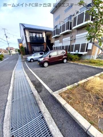 メゾンリベラルの駐車場