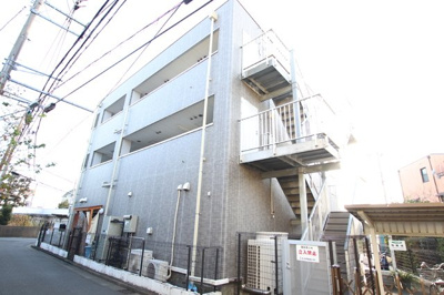 ブルーライン「立場駅」より徒歩3分。安心のオートロック付きのマンションです。