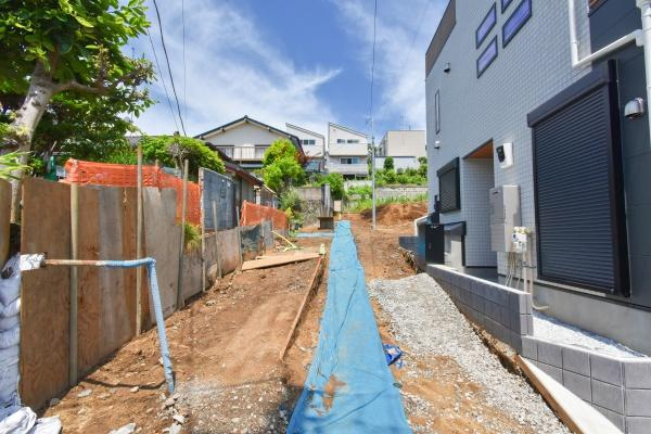 横浜市鶴見区岸谷２丁目の新築一戸建の前面道路含む現地写真|現在建築中の為、同仕様物件もご案内をさせて頂きます。
お車でご自宅まで送迎承ります。