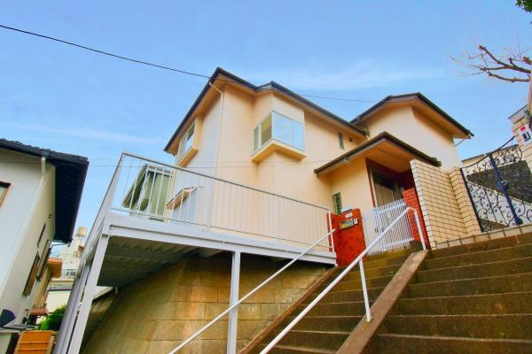 横浜市鶴見区北寺尾４丁目の中古一戸建の前面道路含む現地写真|落ち着いた街並みになります。
是非一度、現地へお越しください。 
ご自宅までの送迎もいたします