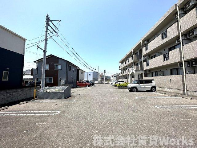 エスポワール2の駐車場|車をお持ちの方に嬉しい駐車場付きの物件です