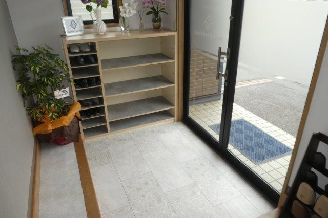 福井S店舗のエントランス|１F共用入口