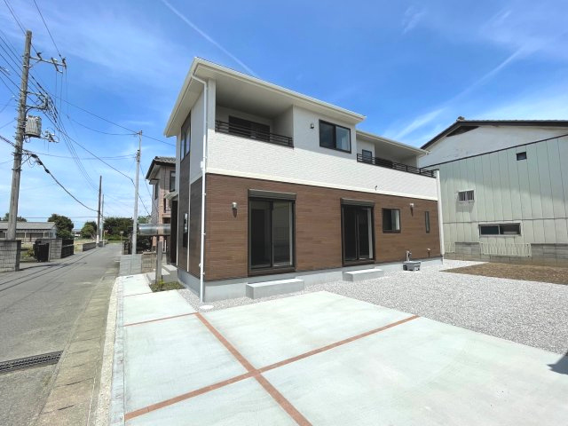 藤岡市藤岡（全1棟）1号棟の外観|隣地との距離も保ちながらも綺麗な街並みに溶け込みました！ 駐車スペースやお庭も十分に確保しています！