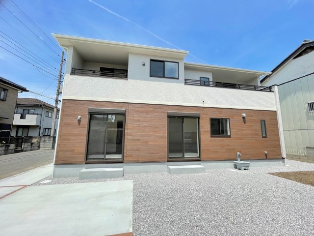 藤岡市藤岡（全1棟）1号棟の外観|隣地との距離も保ちながらも綺麗な街並みに溶け込みました！ 駐車スペースやお庭も十分に確保しています！