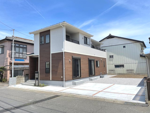 藤岡市藤岡（全1棟）1号棟の外観|隣地との距離も保ちながらも綺麗な街並みに溶け込みました！
駐車スペースやお庭も十分に確保しています！