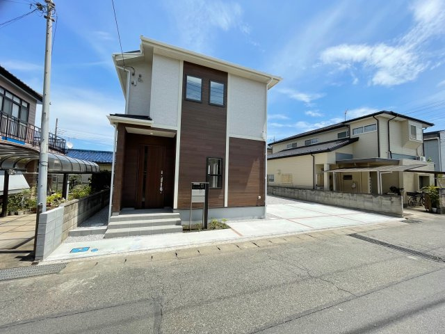 藤岡市藤岡（全1棟）1号棟の外観|美しい街並みの分譲地です。車の出し入れもラクラクなカースペース及び広々な前面道路です。 車の運転が苦手な奥様もこれなら安心です(^▽^)/