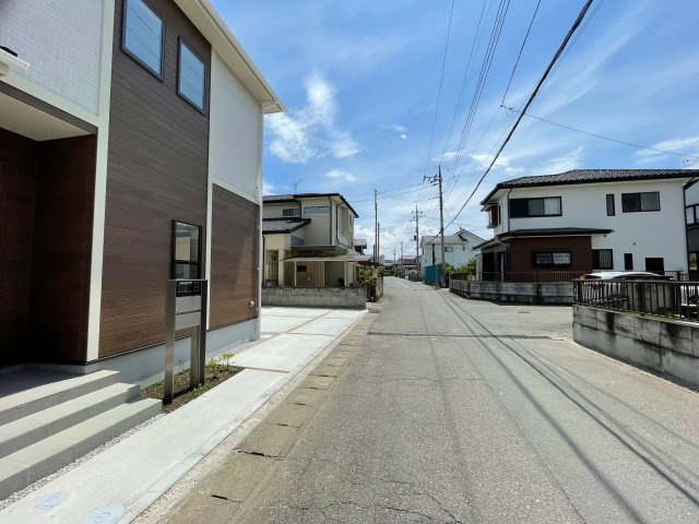 藤岡市藤岡（全1棟）1号棟の前面道路含む現地写真|美しい街並みの分譲地です。車の出し入れもラクラクなカースペース及び広々な前面道路です。 車の運転が苦手な奥様もこれなら安心です(^▽^)/