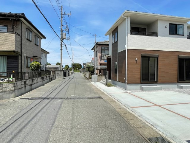 藤岡市藤岡（全1棟）1号棟の前面道路含む現地写真|前面道路含む現地写真です