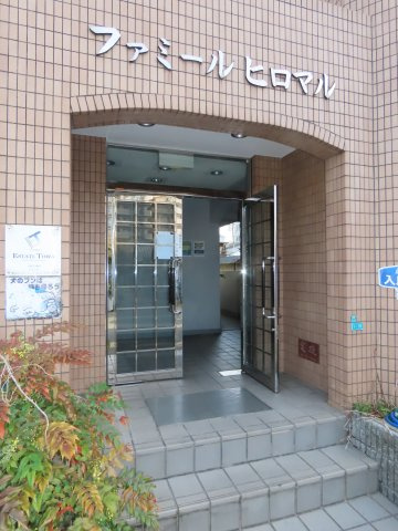 大阪市淀川区三津屋北２丁目の賃貸マンションのエントランス