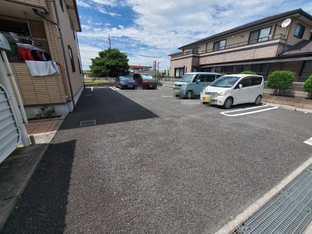 メゾンラフィネの駐車場