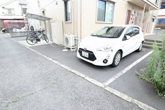 クレインの駐車場