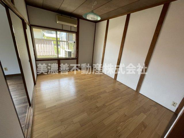 ６３３９３　岐阜市福富中古戸建ての洋室