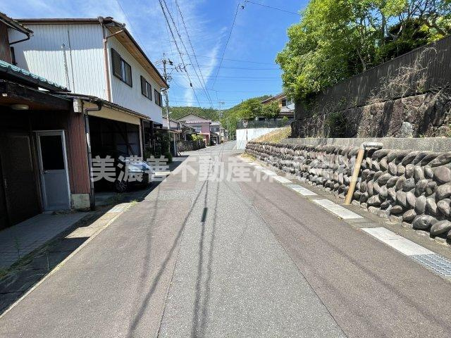 ６３３９３　岐阜市福富中古戸建ての前面道路含む現地写真