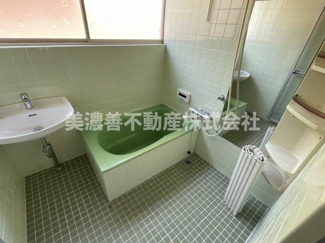 ６３３９３　岐阜市福富中古戸建ての浴室