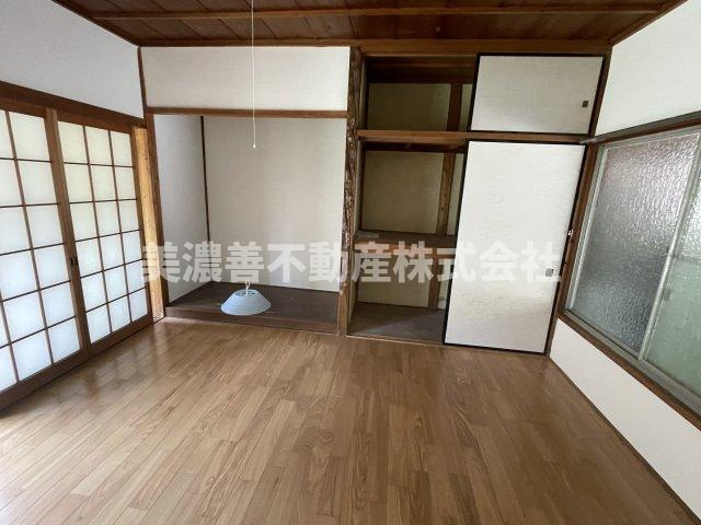 ６３３９３　岐阜市福富中古戸建ての洋室
