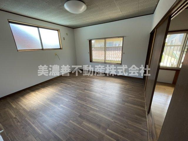 ６３３９３　岐阜市福富中古戸建ての洋室