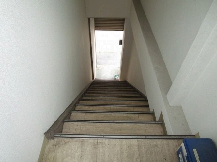 加藤ビルの玄関