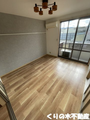 【居間・リビング】 | ファーブル衣干 A棟 | 反転タイプのお部屋の写真です（現況を優先致します）※アクセントクロスは部屋毎に異なります