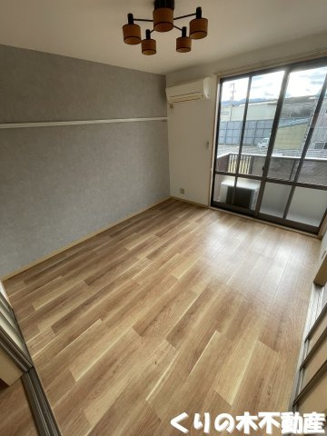 【居間・リビング】 | ファーブル衣干 A棟 | 反転タイプのお部屋の写真です（現況を優先致します）※アクセントクロスは部屋毎に異なります