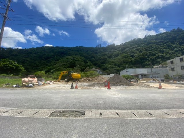 ハートフルタウン名護市世冨慶　全8棟　A号棟の前面道路含む現地写真