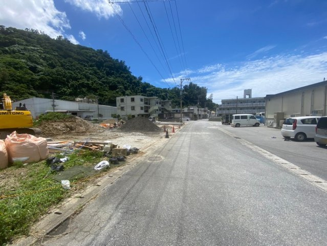 ハートフルタウン名護市世冨慶　全8棟　A号棟の前面道路含む現地写真